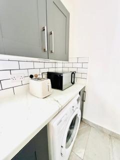 Modern 5BR Home Free Parking & Sleeps 10 - 3