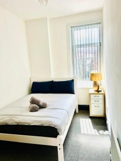 Modern 5BR Home Free Parking & Sleeps 10 - 2