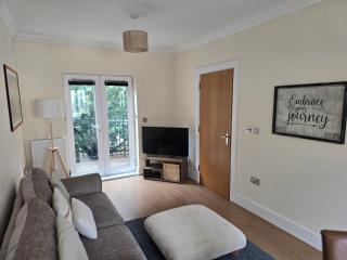 Stylish 3 Bed Flat with Private Balcony - 2
