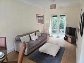 Stylish 3 Bed Flat with Private Balcony - 1