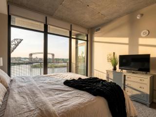 Lake Riverfront Balcony Garage Parking - 5