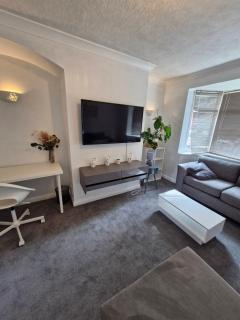 Cosy 3-Bed Home close to city and shops - 9