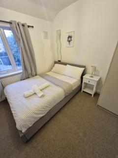 Cosy 3-Bed Home close to city and shops - 8