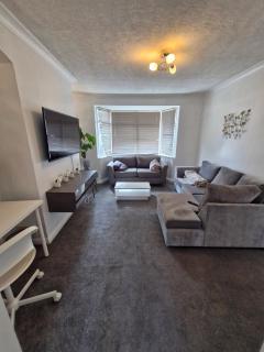 Cosy 3-Bed Home close to city and shops - 7
