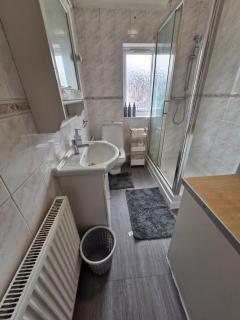Cosy 3-Bed Home close to city and shops - 5