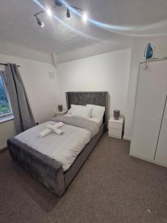 Cosy 3-Bed Home close to city and shops - 2