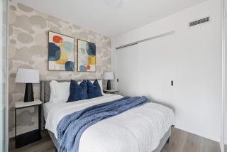 Modern 2BR Condo Panoramic Views & Free Parking - 9