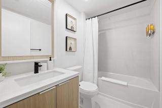 Modern 2BR Condo Panoramic Views & Free Parking - 3