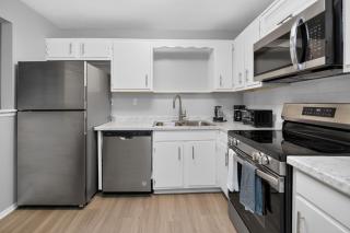 Charming & Comfortable Furnished Stay - 9