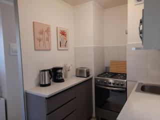 Moderno y de ubicación céntrica, wifi, estacionamiento, ideal para 3 personas, máximo 4 - 5