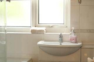 3BR Laudsdale Stay For Contractors and Families with Free Parking and Fast Wi-Fi - 3