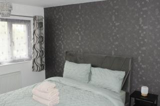 3BR Laudsdale Stay For Contractors and Families with Free Parking and Fast Wi-Fi - 1