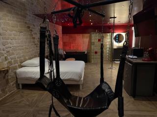 Interdite Suite with Jacuzzi and a sensual ambiance - 2