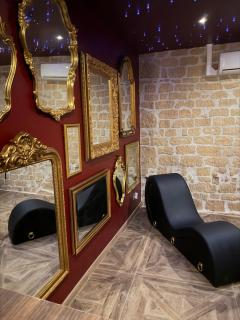 Interdite Suite with Jacuzzi and a sensual ambiance - 1
