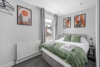 Modern Comfort 4BR House for 8 Free Parking For 2 - 0