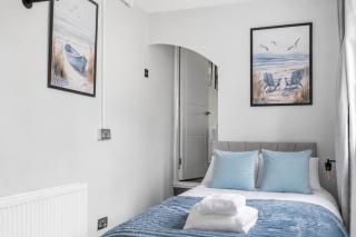 Modern Comfort 4BR House for 8 Free Parking For 2 - 3