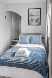 Modern Comfort 4BR House for 8 Free Parking For 2 - 1