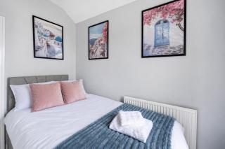 Modern Comfort 4BR House for 8 Free Parking For 2 - 4