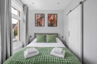 Modern Comfort 4BR House for 8 Free Parking For 2 - 9