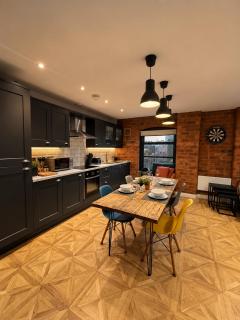 City Centre Apartment, Exposed Brick & Darts - 4