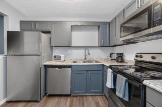 Modern Retreat with Everyday Comfort - 9