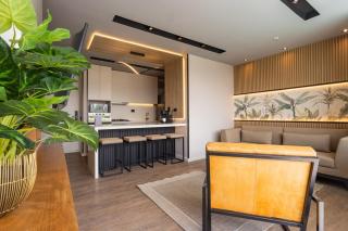 21st Floor Luxury Suite With Private Jacuzzi & Skyline View - 3