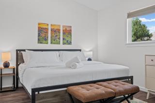 1BR 1BA North Campus Condo w Desk Nook Free Parking by Austin Vacay - 9