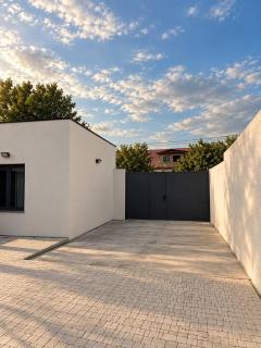 Private Modern Villa with Pool & BBQ Stone Hill Garden - 1