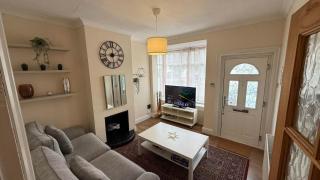 Spacious 3-Bed 2-Bathroom Townhouse Near BHX Airport, NEC, Solihull AND HS2 Perfect for Tourists, Contractor and Insurance Stays - 0
