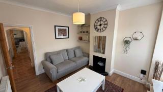 Spacious 3-Bed 2-Bathroom Townhouse Near BHX Airport, NEC, Solihull AND HS2 Perfect for Tourists, Contractor and Insurance Stays - 9