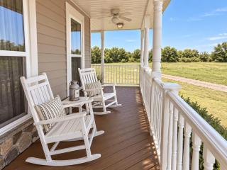 Blue Barn House Farmhouse - 4
