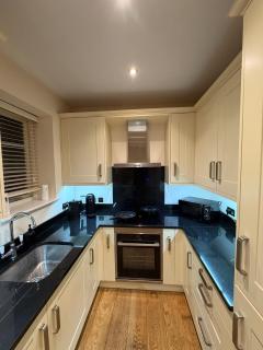 Contemporary Cottage - Sleeps 4 plus Patio - 6