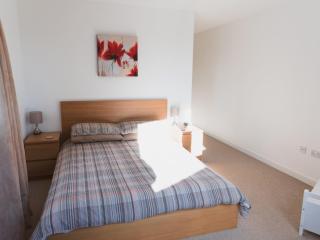 Lovely 2-Bed Flat Glasgow Harbour FREE parking - Pass the Keys - 8