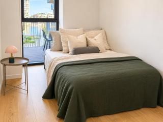 Luxury Waterfront Stay with 2 Large Balconies - 4