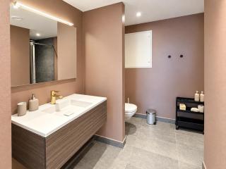 Luxury Waterfront Stay with 2 Large Balconies - 1