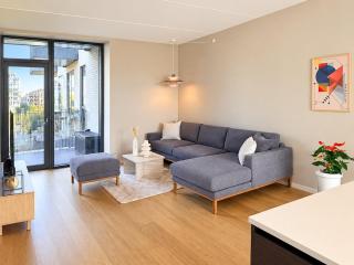Luxury Waterfront Stay with 2 Large Balconies - 8