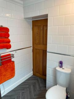 Town Centre Apartment with Private Parking & Garden - 6