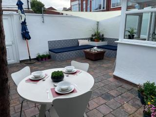 Town Centre Apartment with Private Parking & Garden - 3