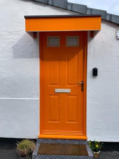 Town Centre Apartment with Private Parking & Garden - 2
