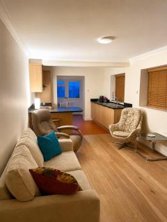 Town Centre Apartment with Private Parking & Garden - 1