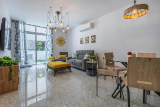 Central Oasis Near Beach Private Yard Free WiFi - 1