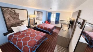 Super 8 by Wyndham Wisconsin Dells - 2