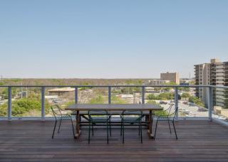 Luxury 2-Bedroom Condo with Water Views Near Rainey Street - 4