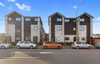 Stylish 2 bedroom Townhome in CBD - 5