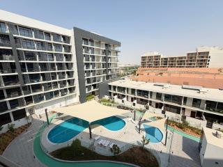 Prime Masdar City 1BR, Near Airport & Yas Island - 4