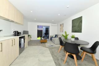Modern 1 Bedroom Retreat with Private Yard - 3