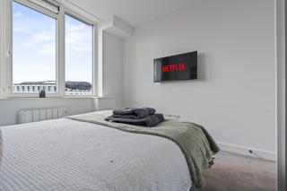 Heathrow Airport Stay Sleeps 6 Free Secure Parking Perfect For Stopovers or Visits in London - 1