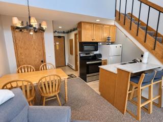 North Shore ski-in/ski-out loft with hot tub - 4