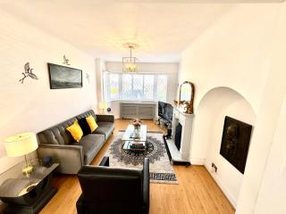 Stunning Modern Cozy 5 star 3 bedroom house-Free Parking Greater London Metro Stations hosted by Tony - 9
