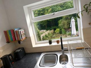 Cozy 3 bed home with a beautiful garden - 6